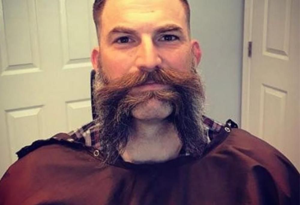 Moda uomo estate 2021: l’ultimo grido è il doppio baffo