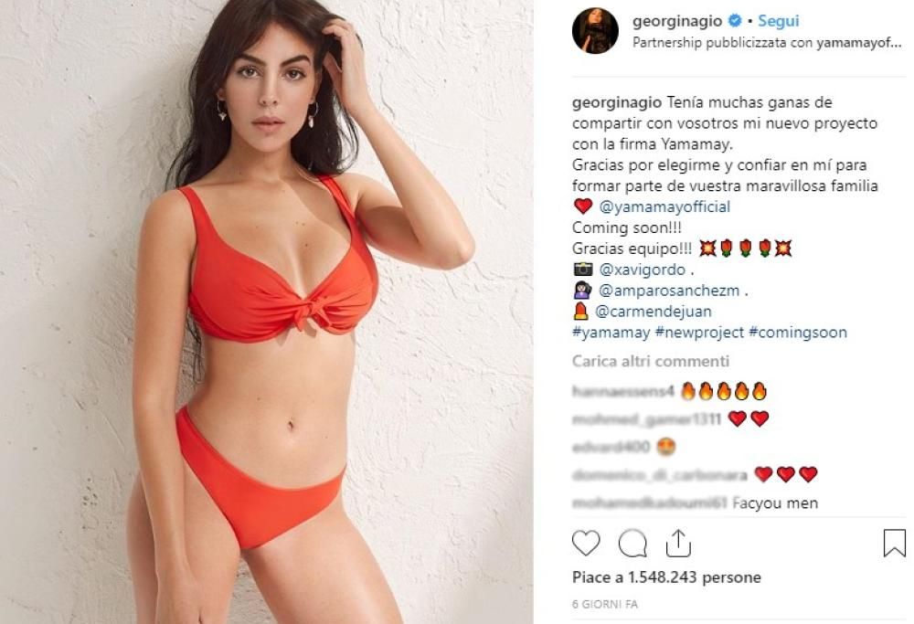 La sexy compagna di Ronaldo posa in bikini mostrando curve da urlo