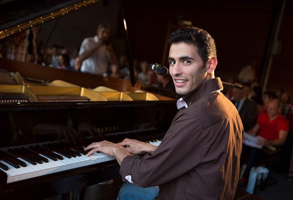 Chi è Aeham Ahmad, il musicista che si è esibito con Elodie a Sanremo 2020