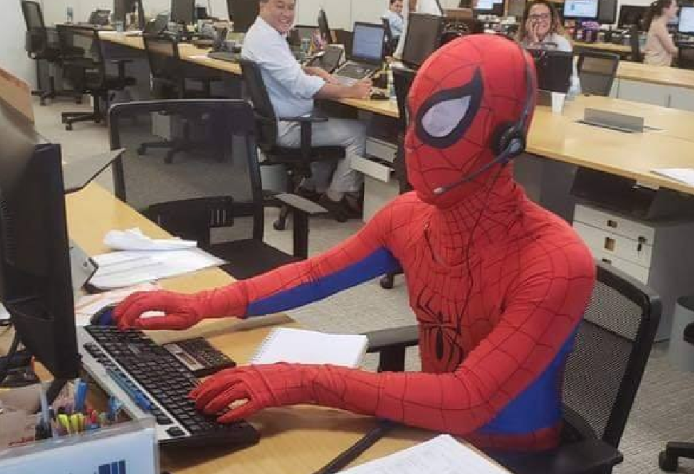Si veste da Spider-Man per il suo ultimo giorno di lavoro: le foto virali