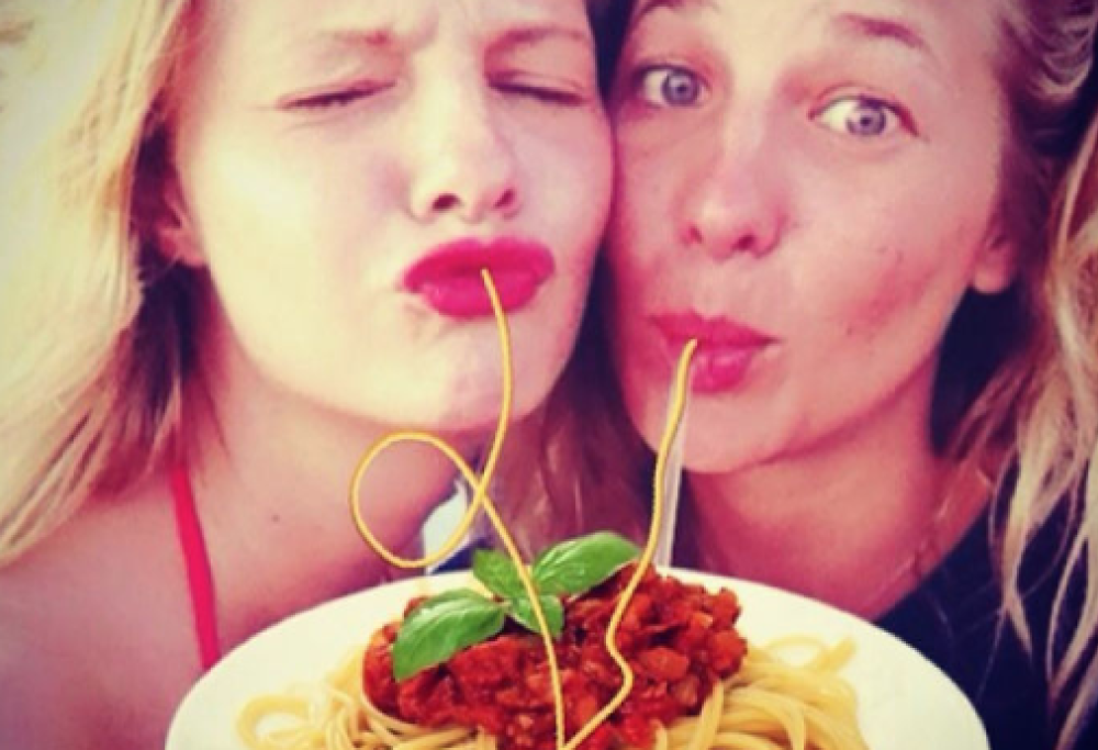 “Duckface” e spaghetti: i selfie ritoccati sono esilaranti