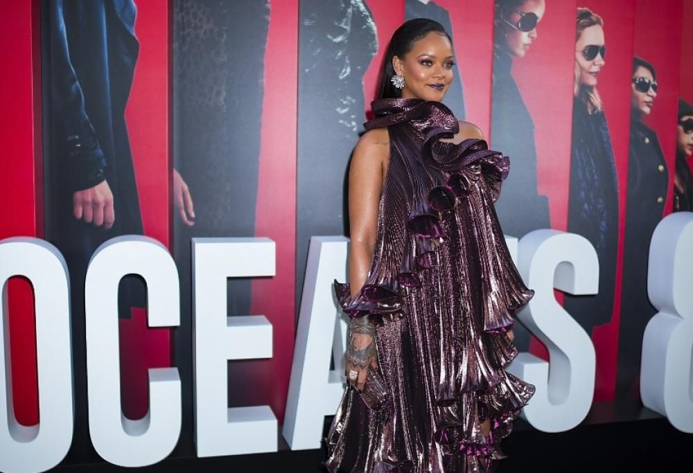 Rihanna “criminalmente elegante” alla prima di “Ocean’s Eight”: guarda le foto del red carpet