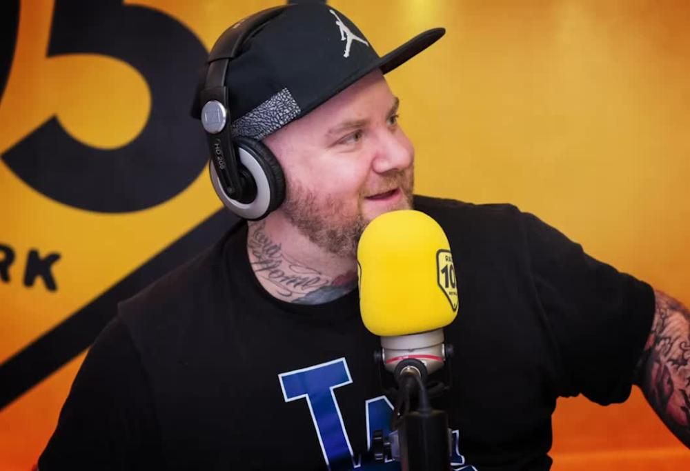 Jake la Furia a 105 Mi Casa: “Ecco cos’è successo durante i casting per il mio nuovo video”