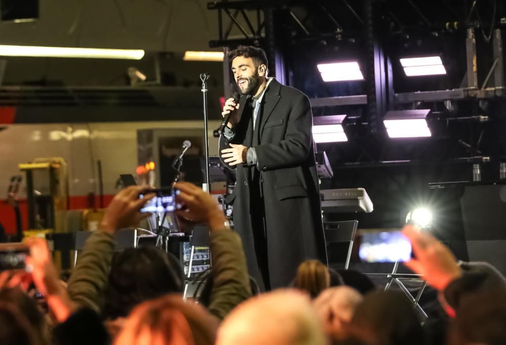 Marco Mengoni si esibisce di notte in Stazione Centrale a Milano, guarda le foto