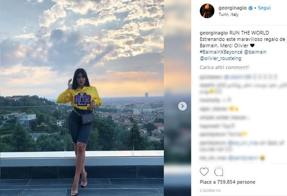 Georgina posa nella casa con vista su Torino di Cristiano Ronaldo