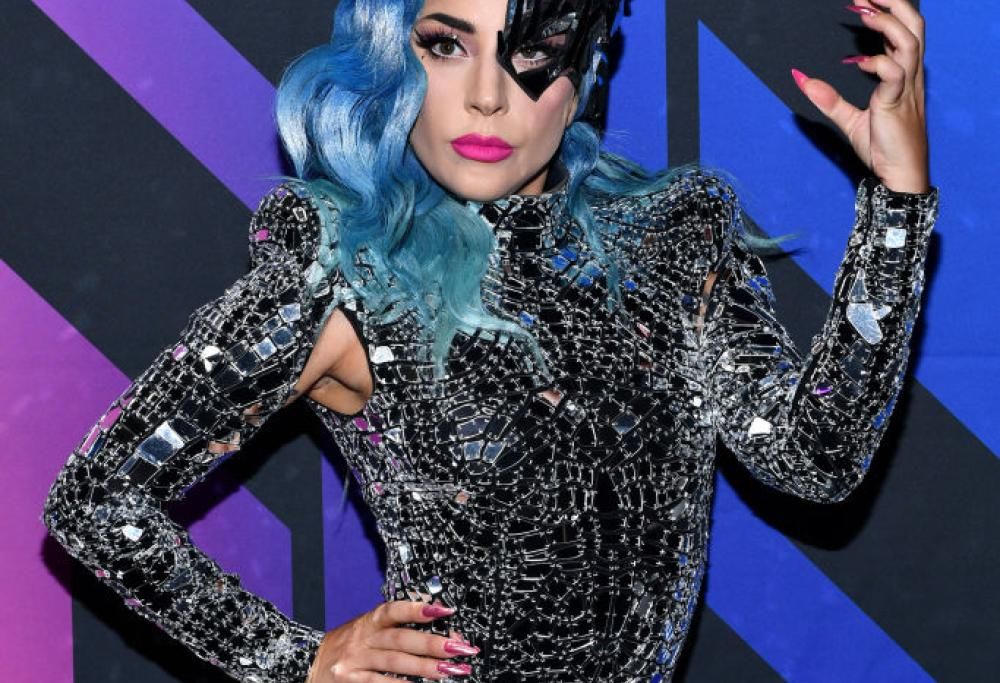 Lady Gaga, in uscita il nuovo singolo “Stupid Love”. Guarda le foto dei suoi look più belli