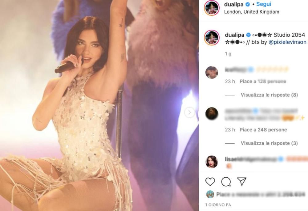 Dua Lipa: ecco gli outfit sfoggiati per “Studio 2054”