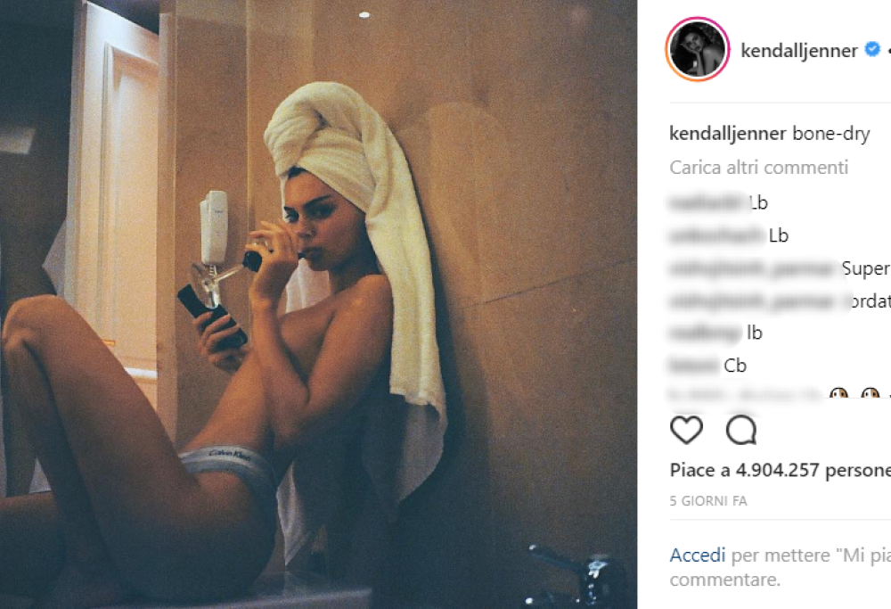 Kendall Jenner esagera con Photoshop e si appiattisce la pancia (e una parete)