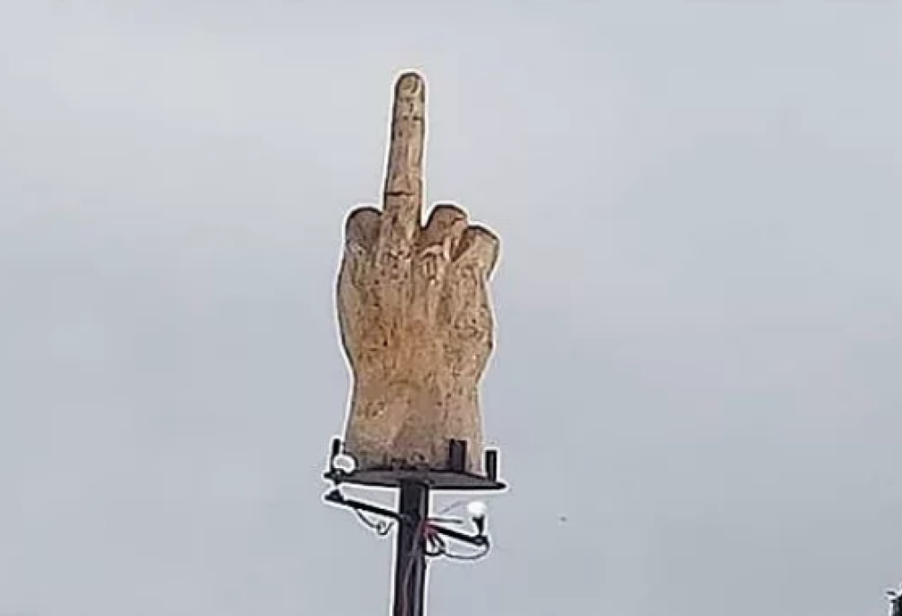 Fa costruire una statua con dito medio alzato per protestare contro la sua città