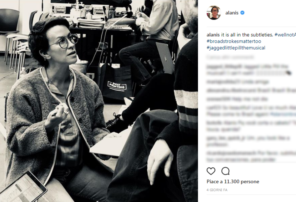 Cambio di look per Alanis Morissette: capelli cortissimi, occhiali e abiti hipster