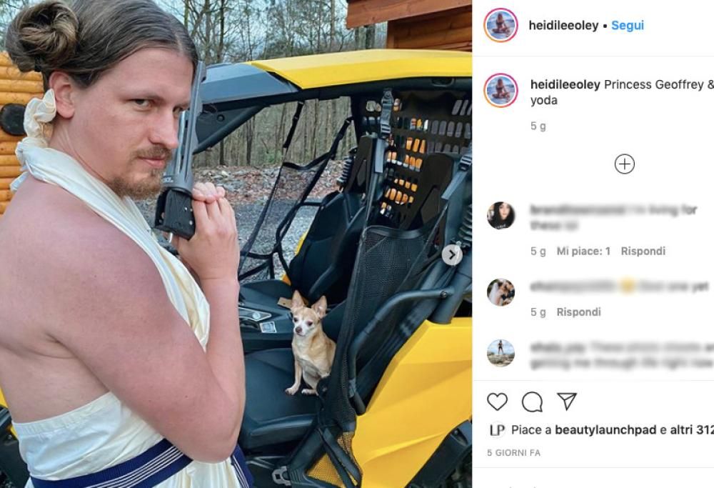 Una parrucchiera annoiata dalla quarantena si diverte a fare acconciature stravaganti al fidanzato