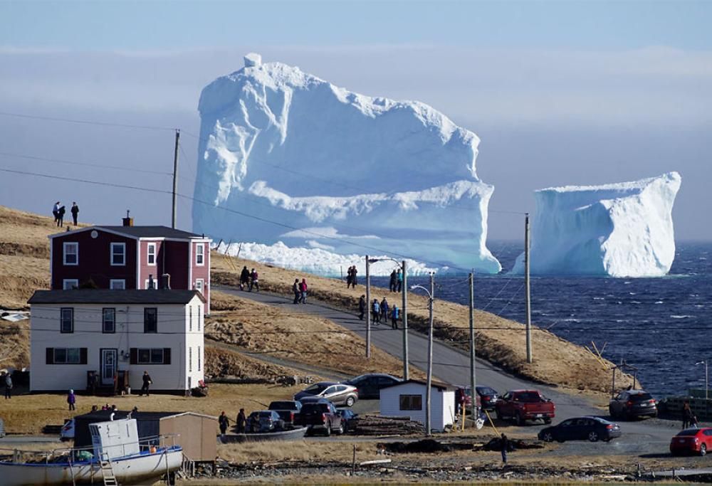 Un gigantesco iceberg in transito davanti alle coste del Canada