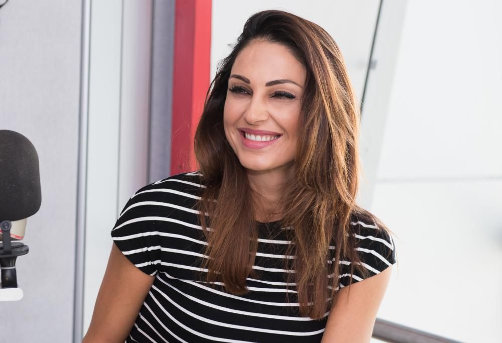 La bellissima Anna Tatangelo fa il suo esordio a 105 Take Away!