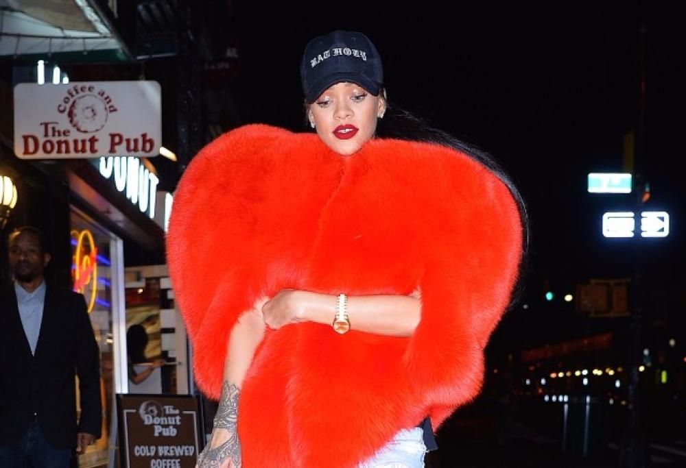 Rihanna, l’outfit è da urlo: una giacca a forma di cuore
