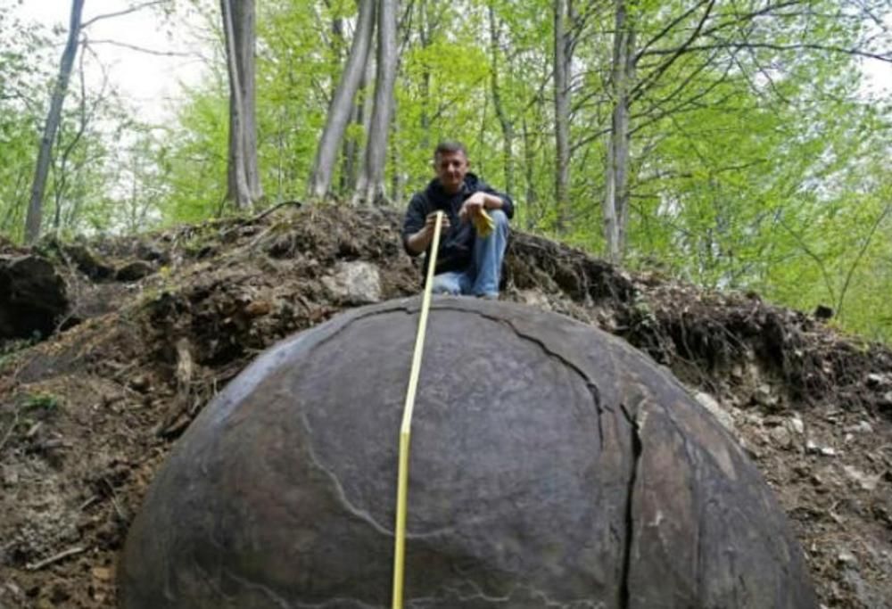 Bosnia: ritrovata una gigantesca sfera di pietra nascosta sottoterra
