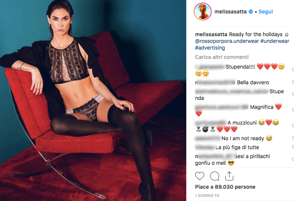 Melissa Satta dà il suo benvenuto sexy al Natale… in reggiseno e autoreggenti