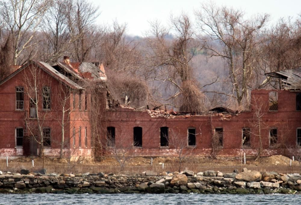 L’isola cimitero di New York sta cadendo a pezzi e le ossa iniziano a riaffiorare