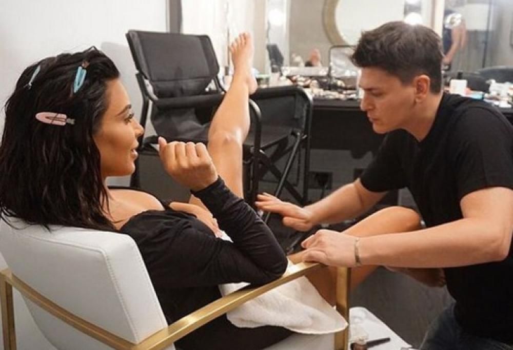 Kim Kardashian, il make up è anche nelle parti intime