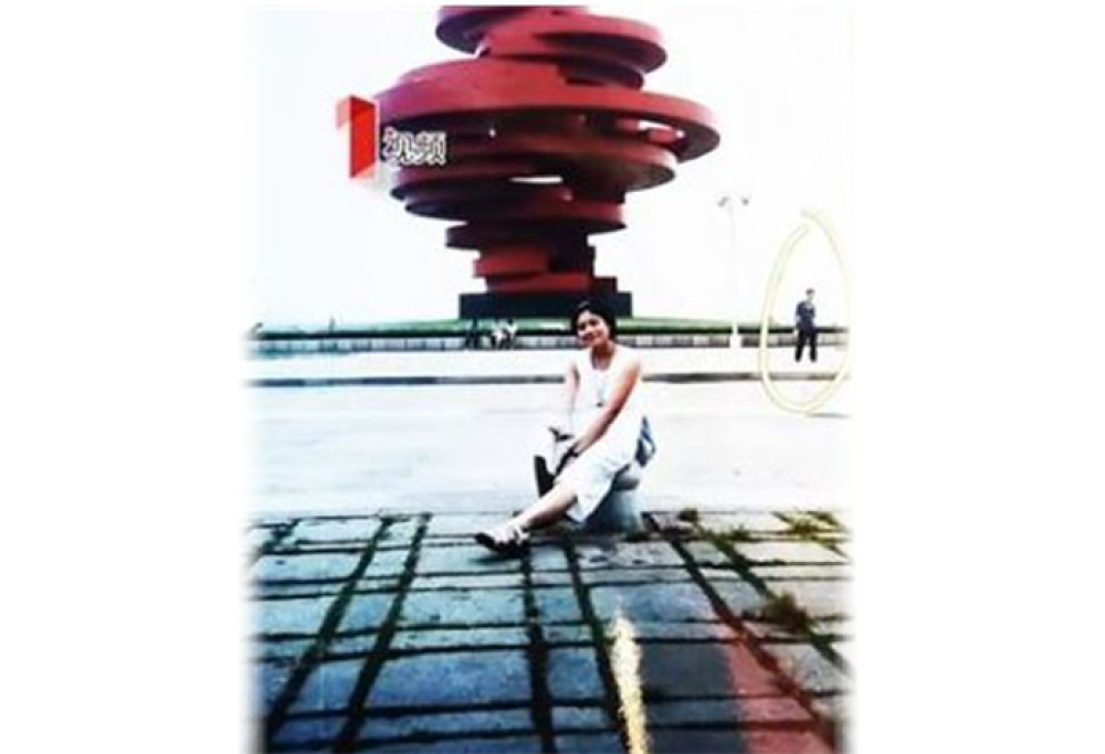 Marito e moglie scoprono di essere apparsi nella stessa foto ben 18 anni prima