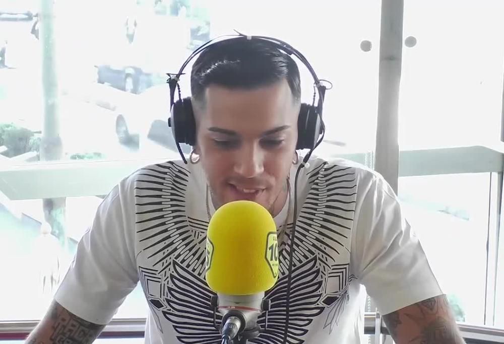 105 Take Away: Emis Killa canta “Parole di Ghiaccio” in diretta