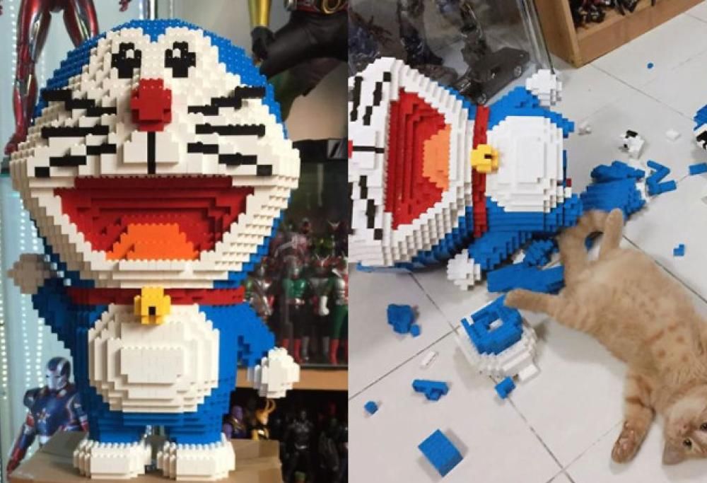 Gatto distrugge il pupazzo di Doraemon costruito in 7 giorni
