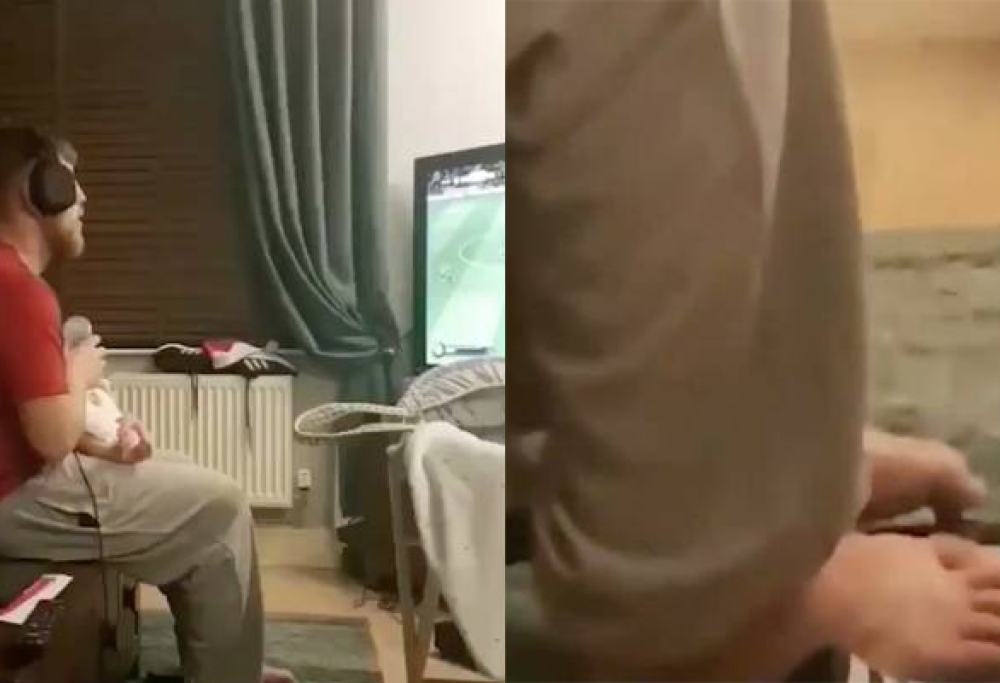 Papà gioca a FIFA con i piedi mentre dà il latte alla figlia neonata