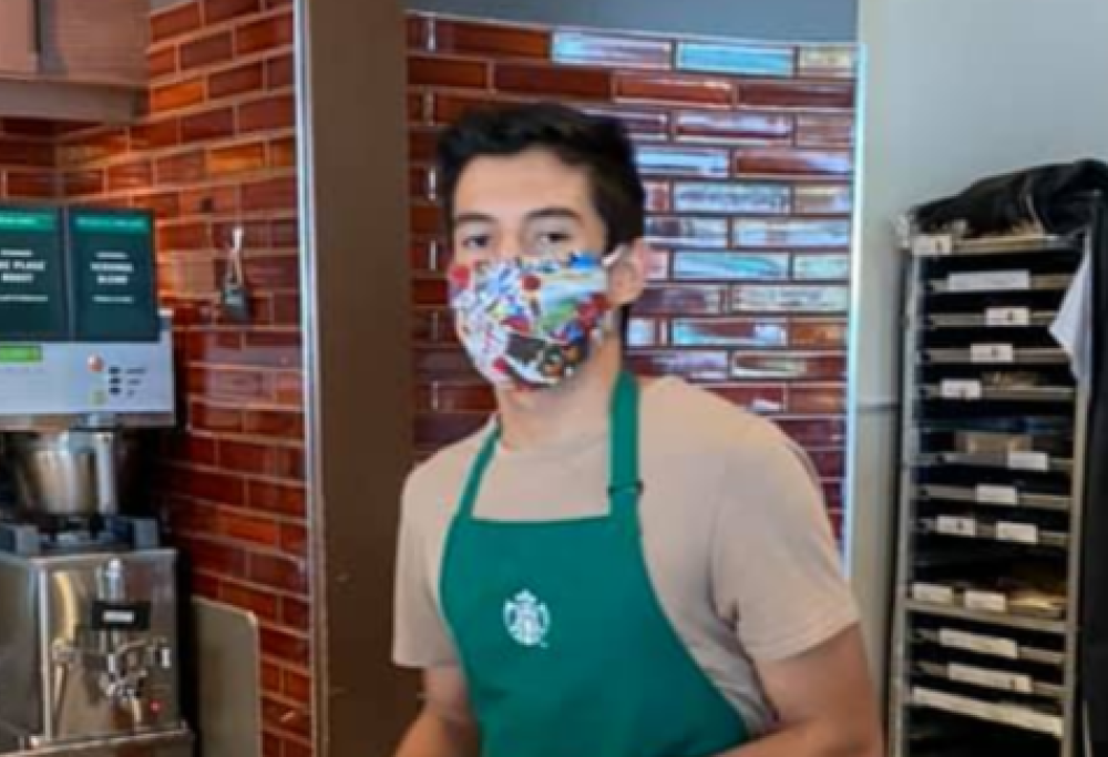 Barista riceve una mancia di 74K dollari dopo essersi rifiutato di servire una donna senza maschera