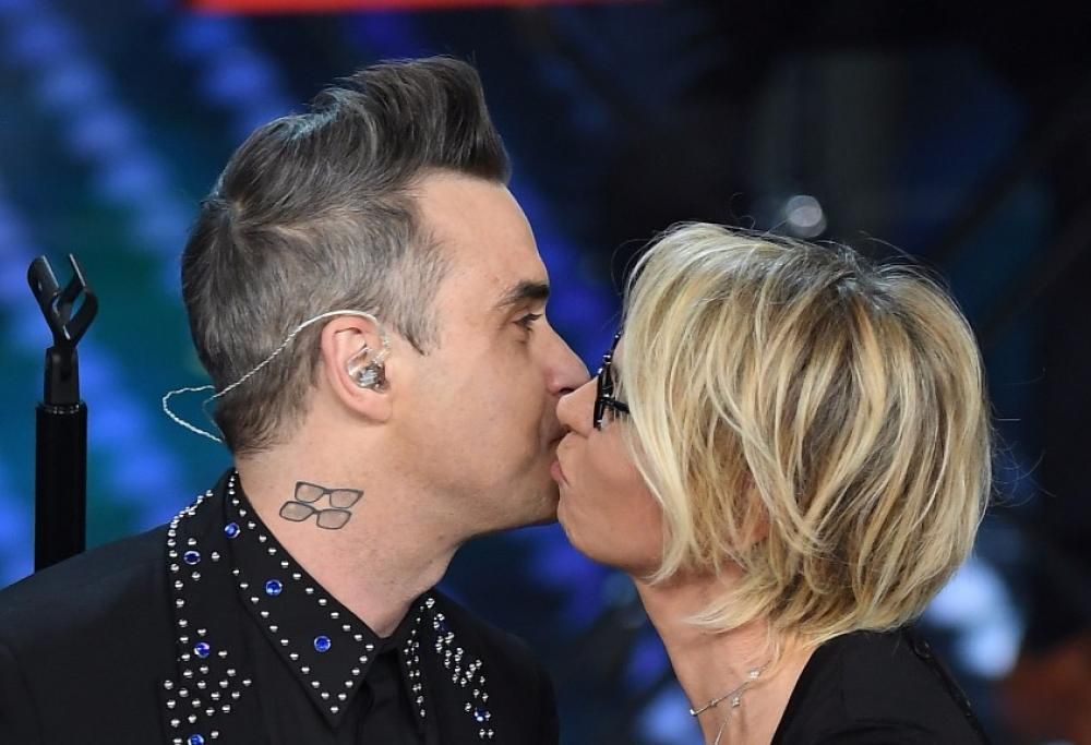 Sanremo: Robbie Williams strappa un bacio a Maria! Tutte le foto della seconda serata