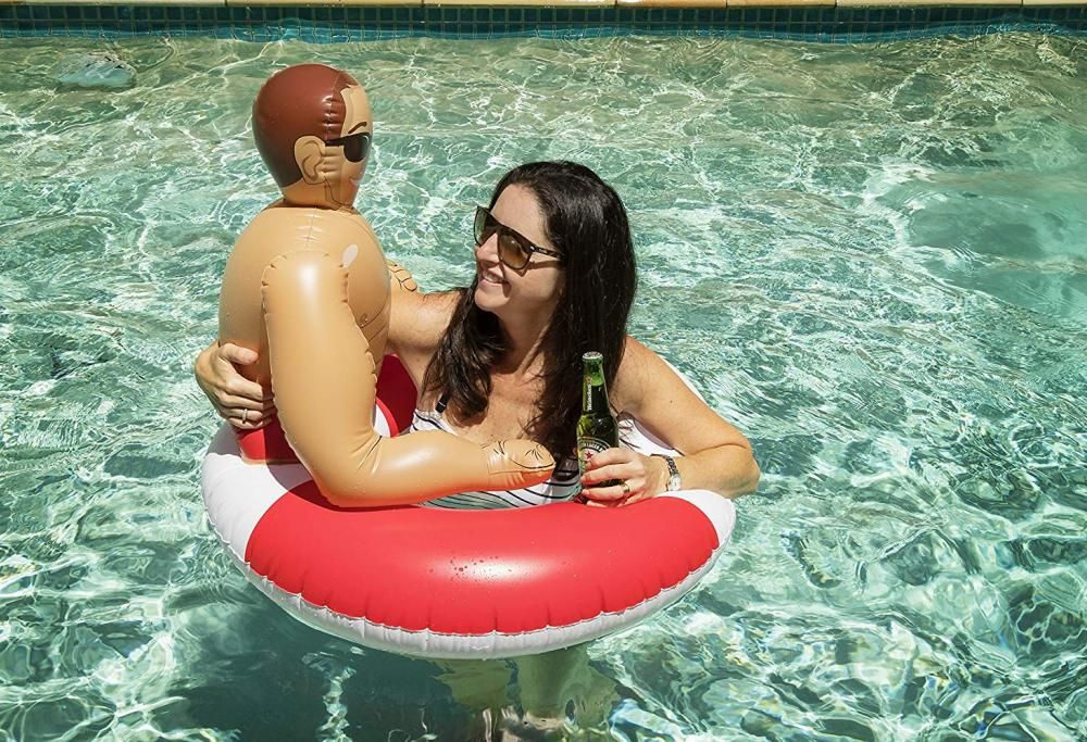 Arriva il gonfiabile a forma di macho muscoloso… donne single all’arrembaggio