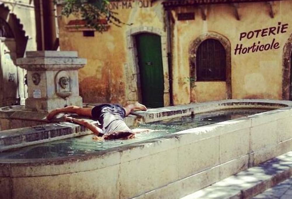 Selfie originali: “si finge morta” nei luoghi più famosi del mondo