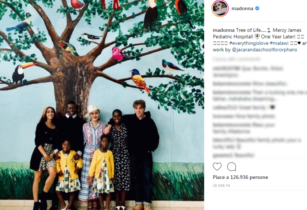 Madonna in Malawi con tutti i figli: ecco la foto di famiglia