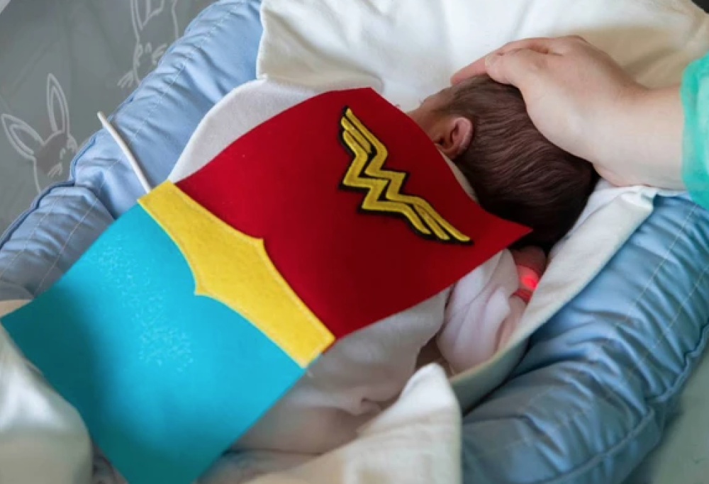 Neonati in terapia intensiva vestiti da supereroi: le foto dolcissime