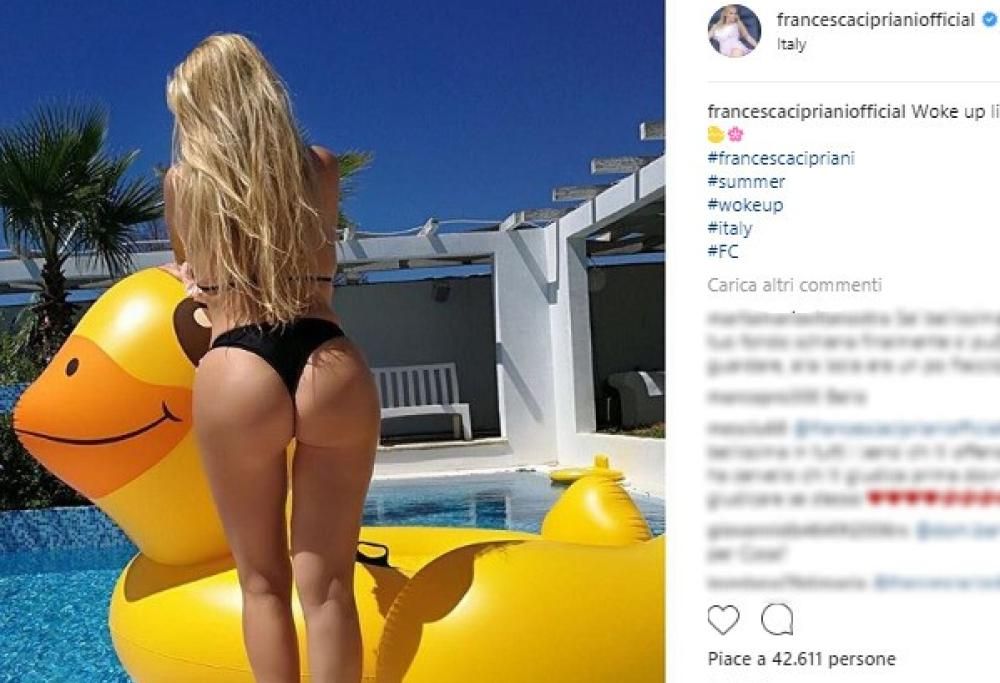 Francesca Cipriani mostra il lato b e i fan impazziscono