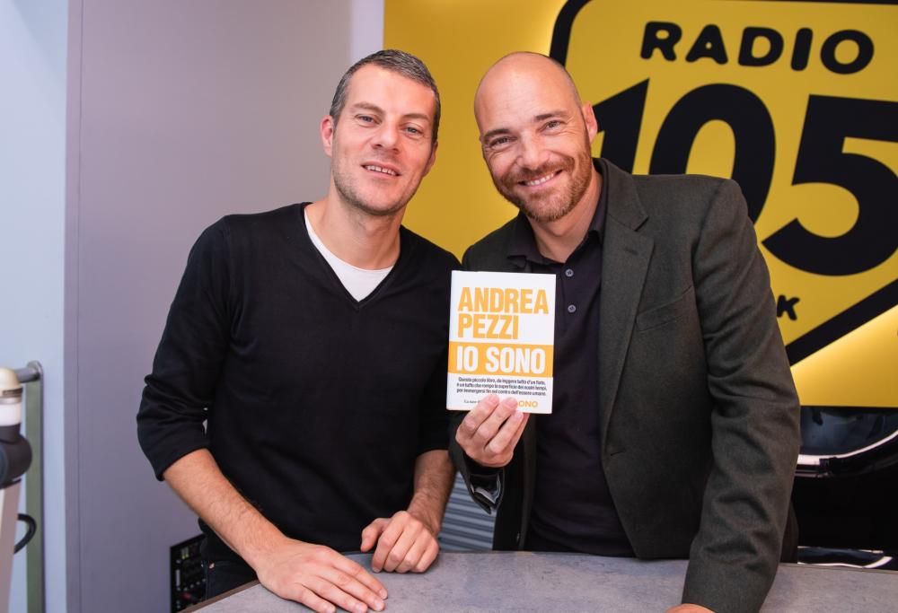 Andrea Pezzi a 105 Mi Casa per presentare il libro “Io sono”