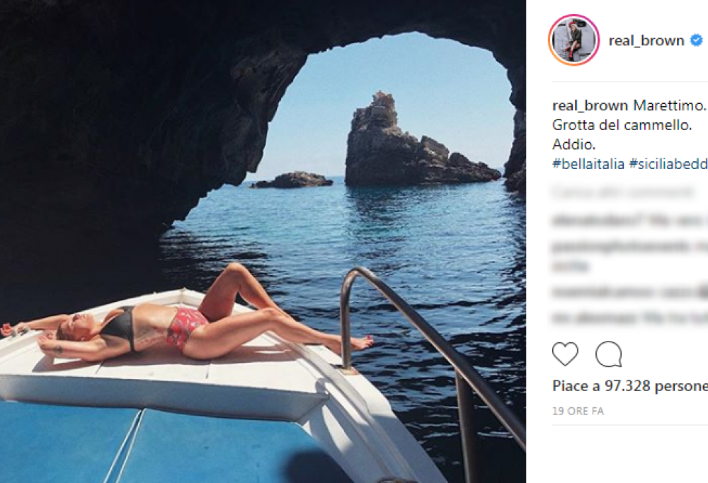 Vacanze in barca per Emma Marrone: eccola più sensuale che mai