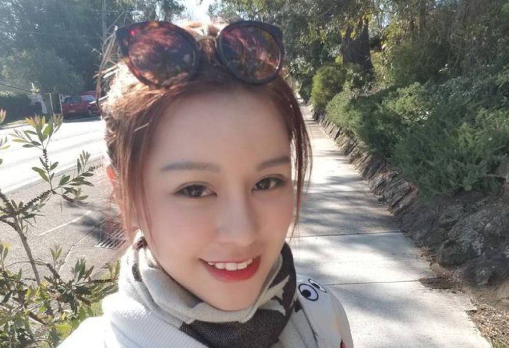 30 operazioni chirurgiche per soddisfare il fidanzato. Ora la 22enne è irriconoscibile e se ne pente amaramente…