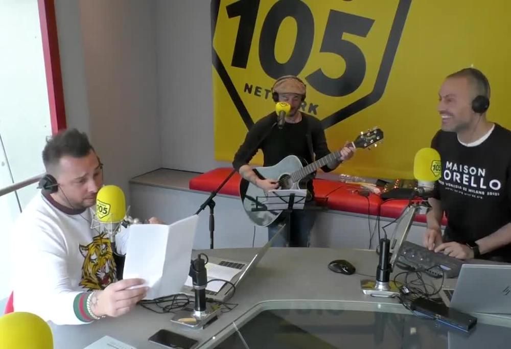 105 Take Away diventa romantico e canta “Rose Rosse”