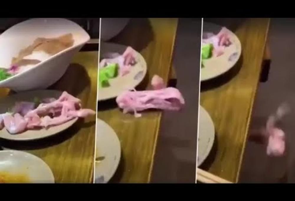 Video choc: il pezzo di carne prende vita e fugge via dal piatto