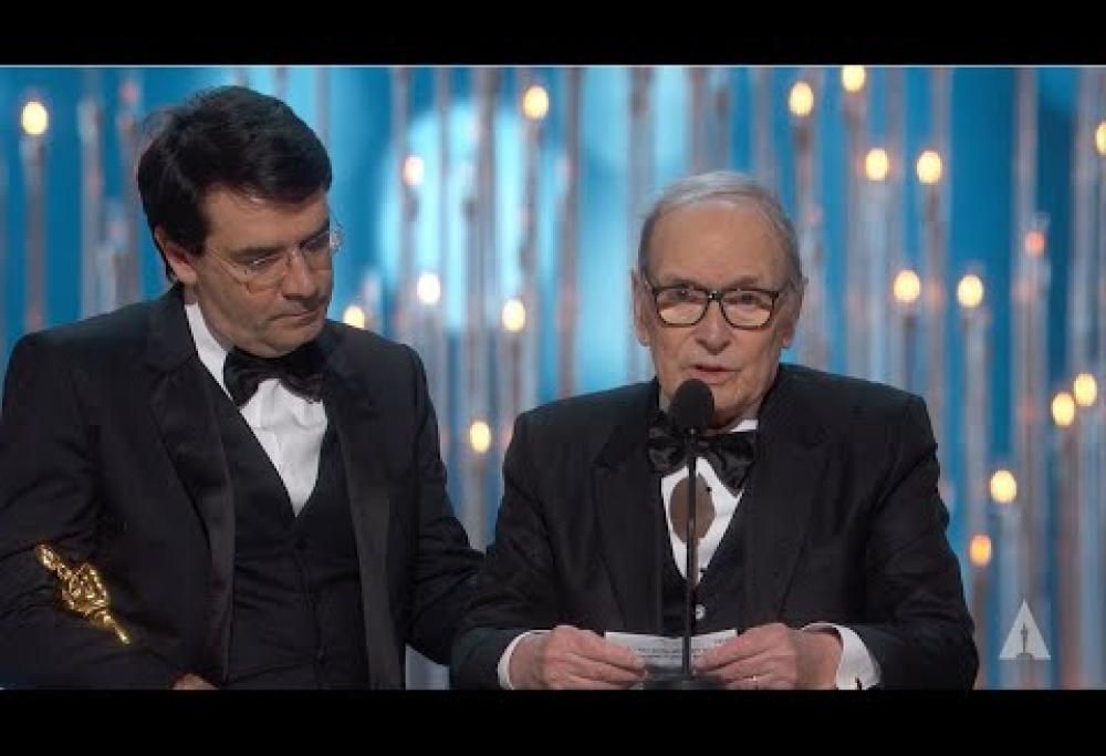 Quando Ennio Morricone vinse l’Oscar nel 2016 e commosse tutti: “Lo dedico a mia moglie Maria”