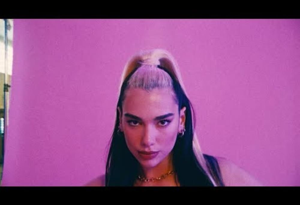 Allenati con Dua Lipa e il suo “Let’s Get Physical Work Out Video”