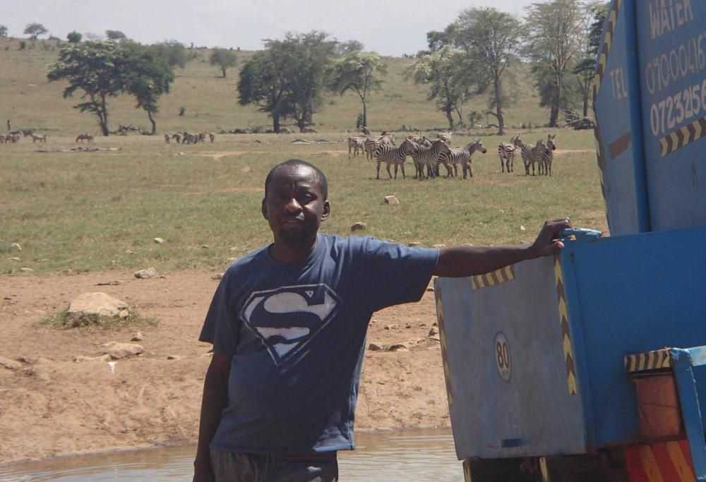 Un agricoltore africano viaggia per 50 km al giorno nella savana per dare da bere agli animali