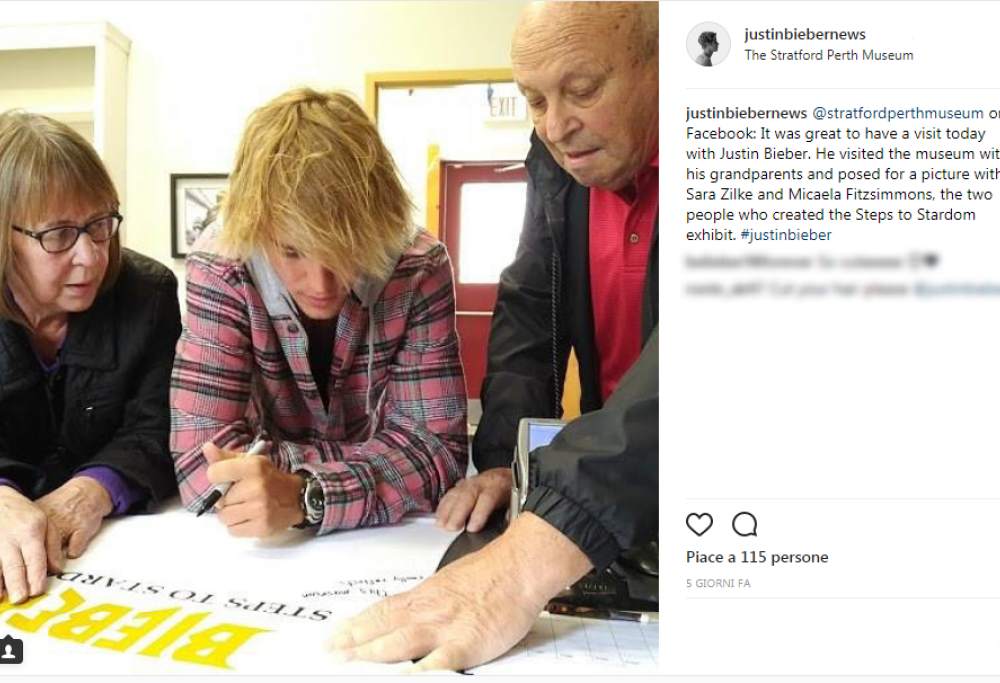 Justin Bieber visita la mostra dedicata alla sua carriera con i nonni