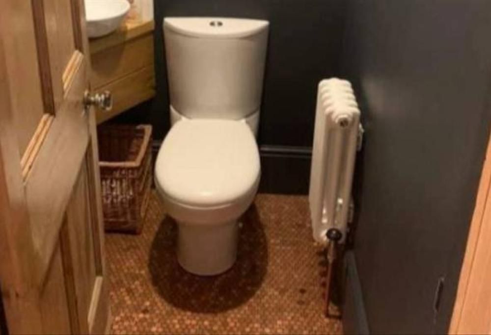 Uomo trasforma il pavimento del bagno con centinaia di monete!