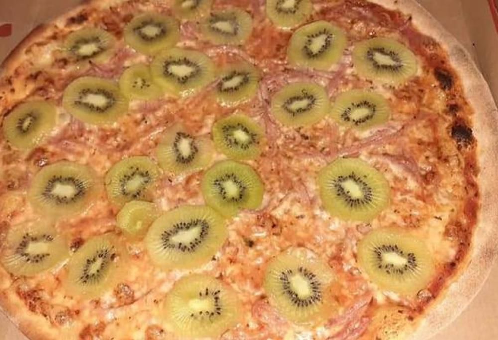 Addio alla pizza all’ananas, ora è il turno della pizza con i kiwi!