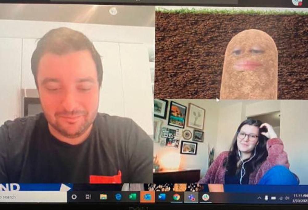 Datore di lavoro si trasforma per errore in una patata durante una riunione online