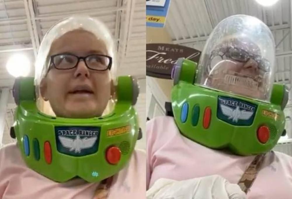 Donna sprovvista di mascherina utilizza il casco di Buzz Lightyear per fare compere