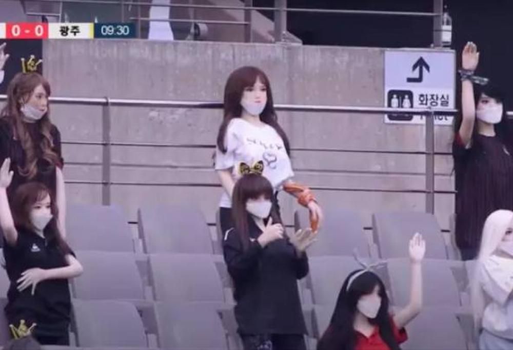 Squadra di calcio coreana utilizza bambole per il sesso per riempire lo stadio