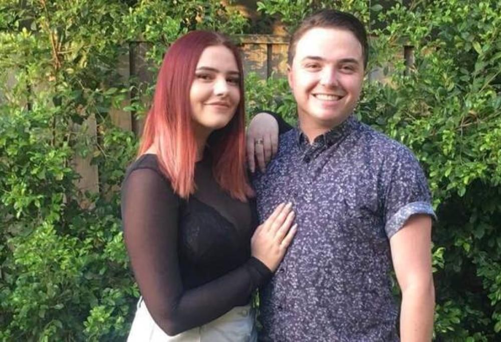 Ragazzo regala una torta alla fidanzata per aver fatto un peto dopo 3 anni insieme