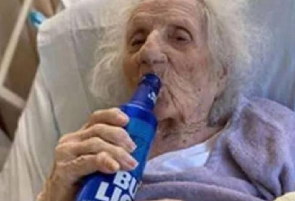 Bisnonna di 103 anni celebra la sconfitta del coronavirus con una birra!
