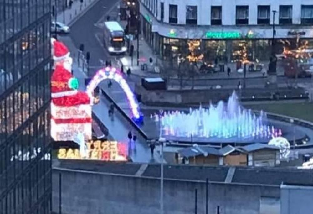 Il Babbo Natale gigante urina nella fontana? Dipende dai punti di vista!